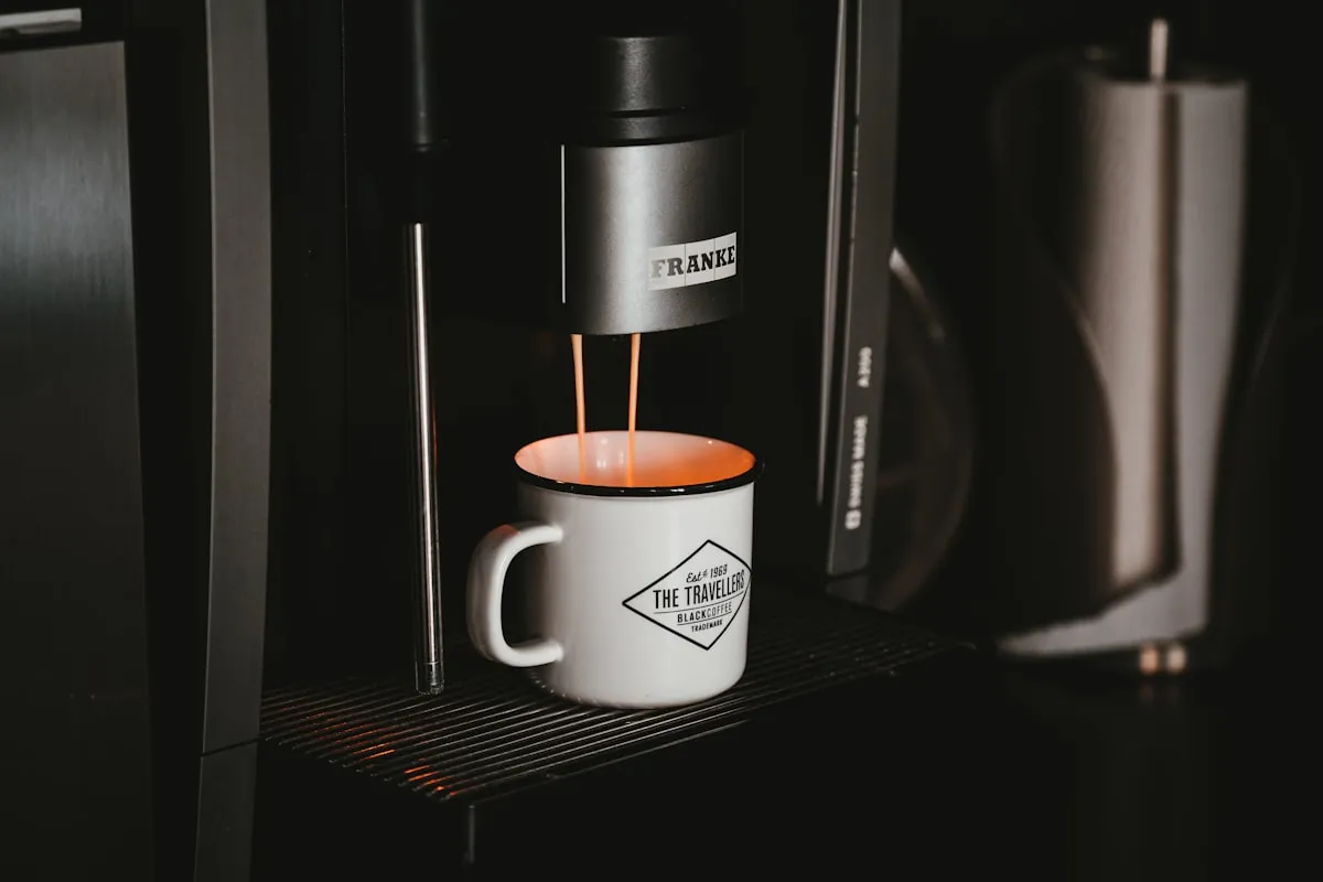 Zakelijke koffiemachine schenkt verse koffie in een mok