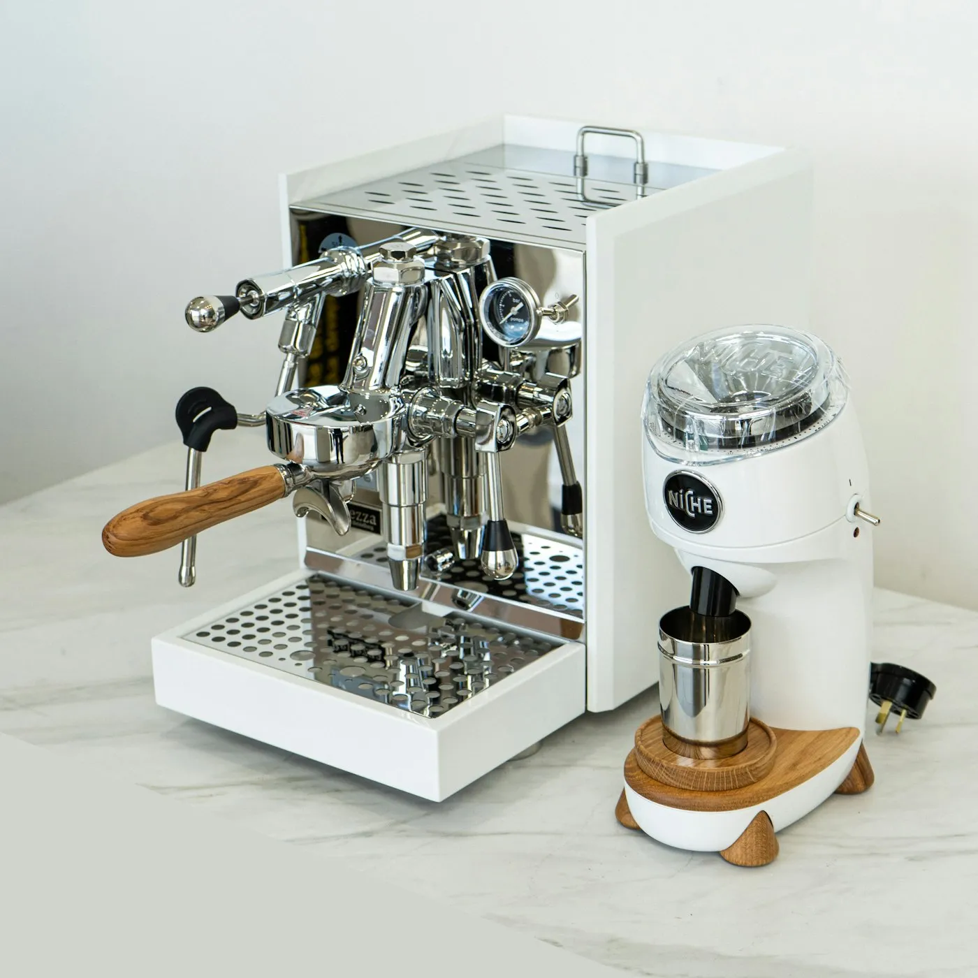 Gereviseerde witte espressomachine met koffiemolen