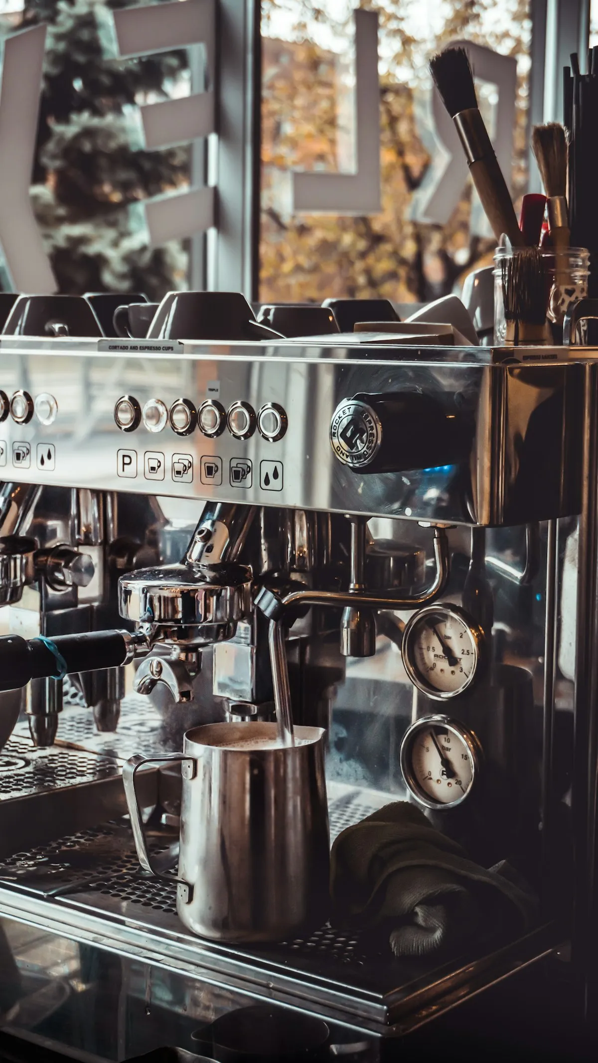 Espressomachine met reinigingsborstels in de werkplaats