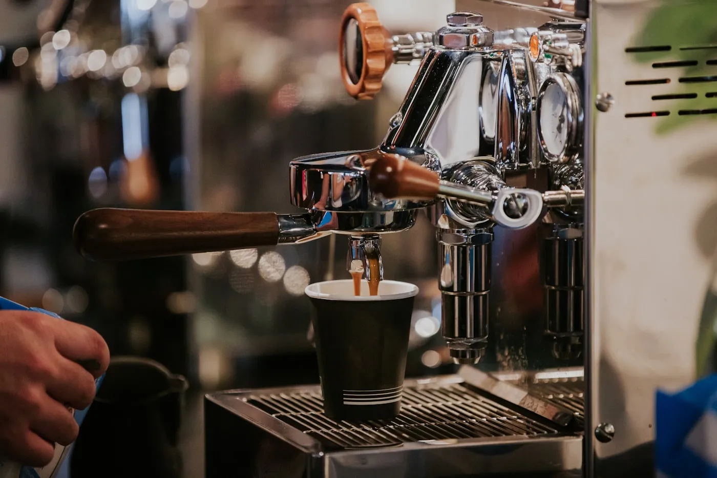 Espressomachine met houten portafilter in de werkplaats